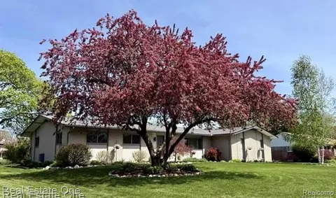 1115 Torpey Dr, Troy, MI 48083