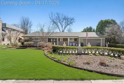 47 Roslyn Rd, Village Of Grosse Pointe Shores, MI 48236