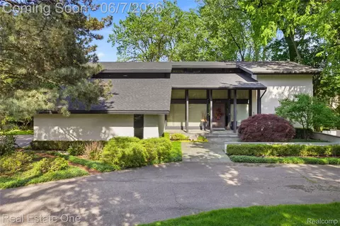 5321 Forest Way, Bloomfield Hills, MI 48302