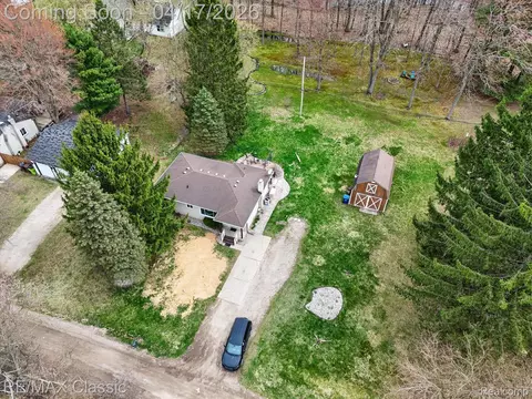 5060 Warmbriar Dr, White Lake, MI 48383