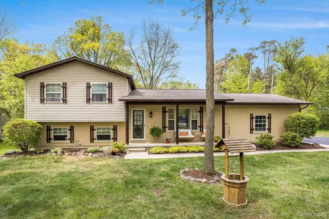 8450 Pineview Lake Dr, Argentine, MI 48451