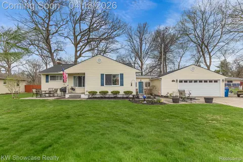 3478 Richmond St, Waterford, MI 48328