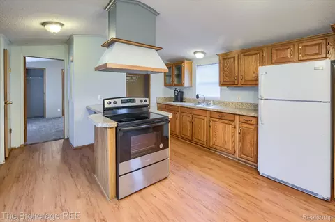 Kitchen - 17101 Kropf Ave, Springfield, MI 48350 photo 5 of 6