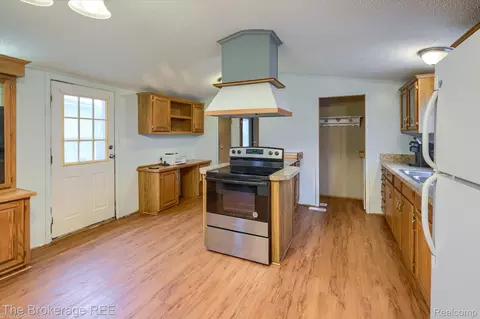 Kitchen - 17101 Kropf Ave, Springfield, MI 48350 photo 3 of 6