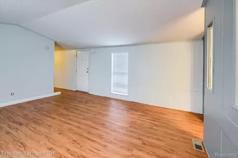 Living - 17101 Kropf Ave, Springfield, MI 48350 photo 4 of 6