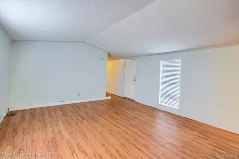 Living - 17101 Kropf Ave, Springfield, MI 48350 photo 3 of 6