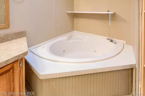 Bath - 17101 Kropf Ave, Springfield, MI 48350 photo 3 of 7