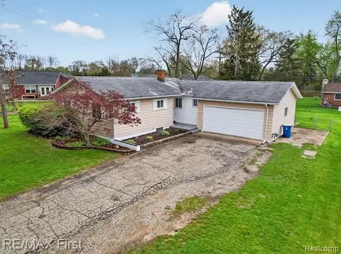 3740 Clintonville Rd, Waterford, MI 48329