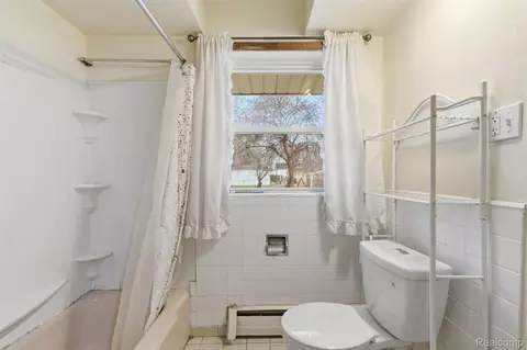 Bath - 25253 Eureka Dr, Warren, MI 48091 photo 2 of 2