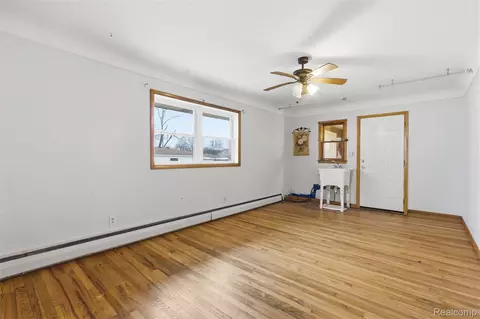 Living - 25253 Eureka Dr, Warren, MI 48091 photo 4 of 4