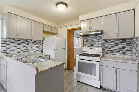 Kitchen - 25253 Eureka Dr, Warren, MI 48091 photo 3 of 3