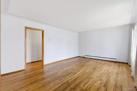 Living - 25253 Eureka Dr, Warren, MI 48091 photo 3 of 4