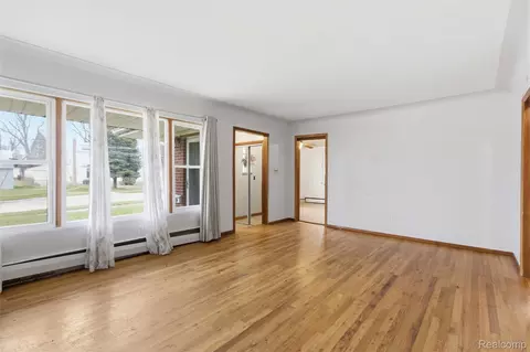 Living - 25253 Eureka Dr, Warren, MI 48091 photo 2 of 4