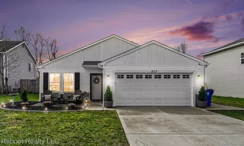 813 Partridge Ct, Holly, MI 48442