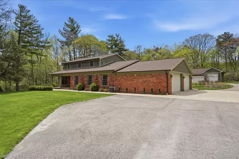 19559 Meadowbrook Rd, Northville, MI 48167