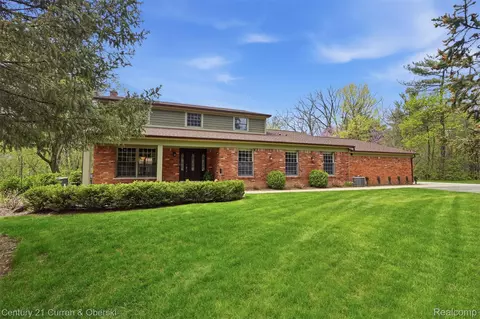 19559 Meadowbrook Rd, Northville, MI 48167