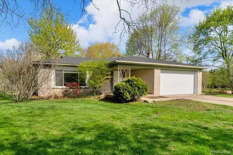 19230 Red Maple Ct, Southfield, MI 48076