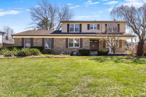 1613 Caliper Dr, Troy, MI 48084