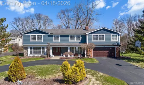 7359 Coach Ln, West Bloomfield, MI 48322