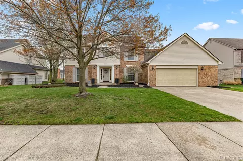 19320 Southampton Dr, Livonia, MI 48152