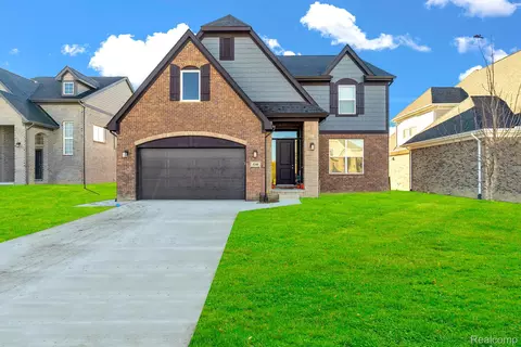 4075 Blossom Dr, Sterling Heights, MI 48314