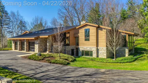 5051 Beach Rd, Troy, MI 48098