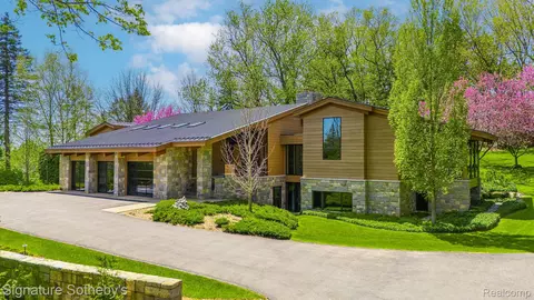 5051 Beach Rd, Troy, MI 48098
