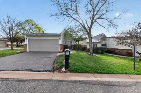 34973 Meadow Ln, Farmington Hills, MI 48335