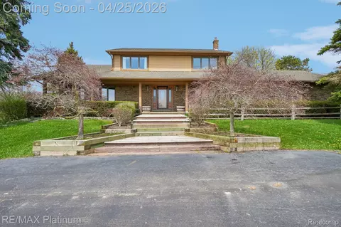 555 Crawford Farm Ln, Milford, MI 48380