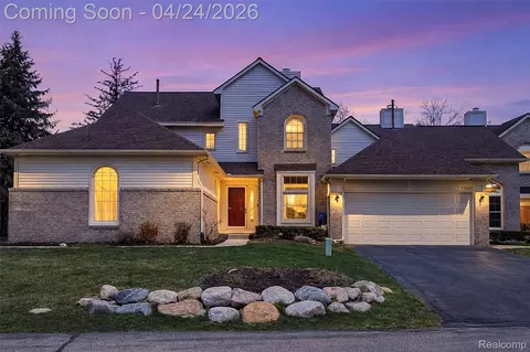43470 Algonquin Dr, Novi, MI 48375