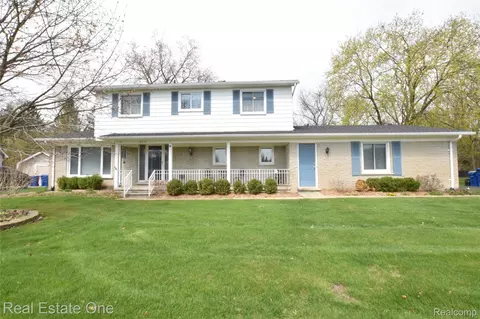3275 Golfhill Dr, Waterford, MI 48329
