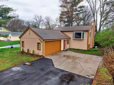 8360 Arlis St, Commerce, MI 48382