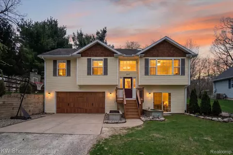 662 Tierney Ave, Highland, MI 48356