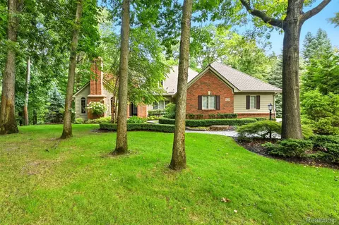 6228 Windemere Pt, Hamburg, MI 48116