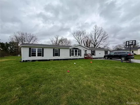 3498 Mackin Rd, Flint, MI 48504