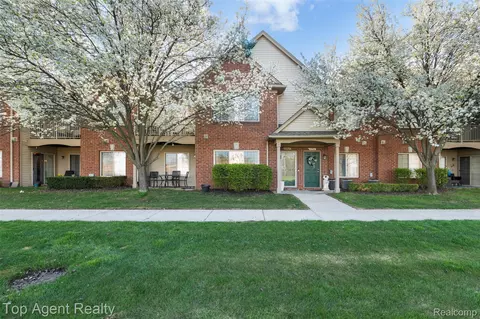 45512 Hidden View Ct, Utica, MI 48315