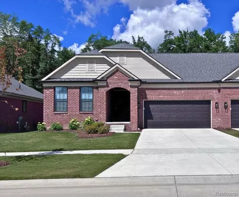 55825 Oak Pointe Dr, Shelby Township, MI 48315