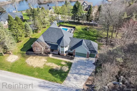 2750 Bayview Dr, Pinckney, MI 48169