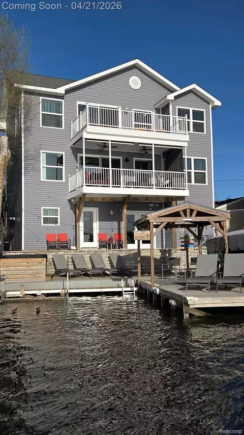 376 Bellevue Ave, Lake Orion, MI 48362