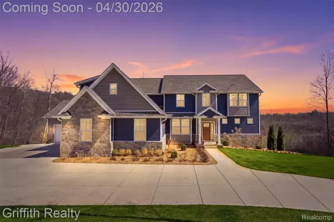 2550 Hartun Dr, Brighton, MI 48114