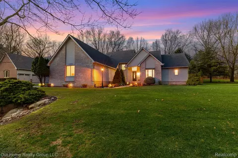 7805 Partridge Hill Dr, Brighton, MI 48116
