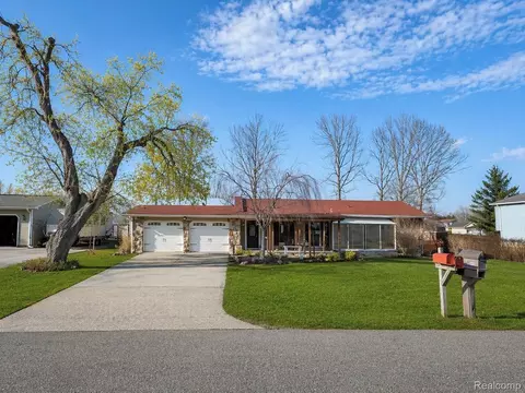 5312 Northway Dr, Flint, MI 48473