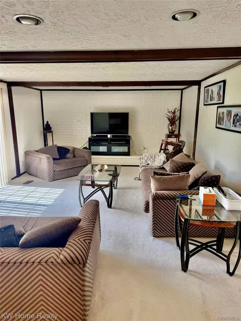 5481 S Piccadilly Cir, West Bloomfield, MI 48322