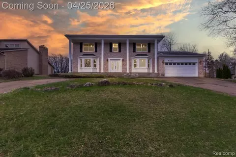 5394 Pond Bluff Dr, West Bloomfield, MI 48323