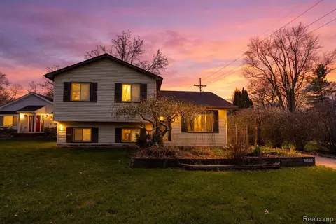 5685 S Aylesbury Dr, Waterford, MI 48327