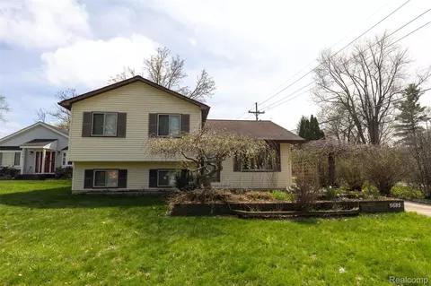 5685 S Aylesbury Dr, Waterford, MI 48327