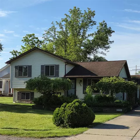 5685 S Aylesbury Dr, Waterford, MI 48327
