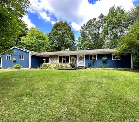 9115 Pine Hill Trl, Fenton, MI 48430