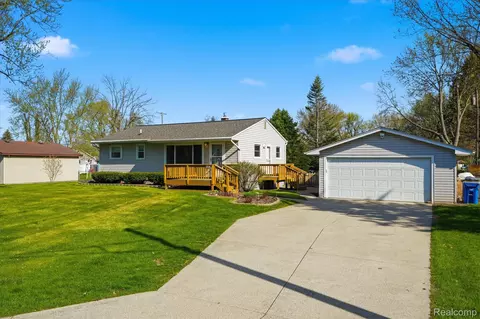 6414 Lanman Dr, Waterford, MI 48329