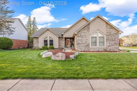 20185 Bayfield Dr, Clinton Township, MI 48038
